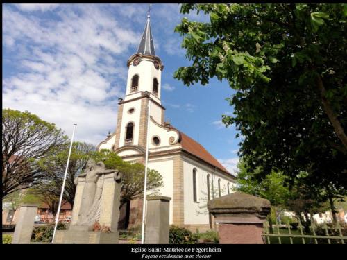Façade occidentale avec clocher.